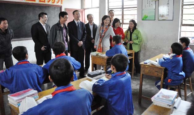 瑞泰人寿副总裁林新观和天水市政府副市长杨建莹等一行看望小学生